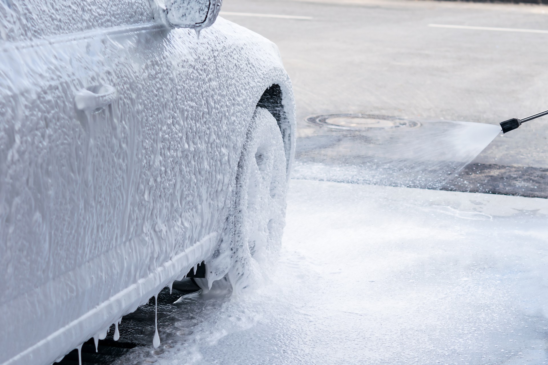 the right side of the car is all in foam on the car wash, applying non-contact foam to the machines